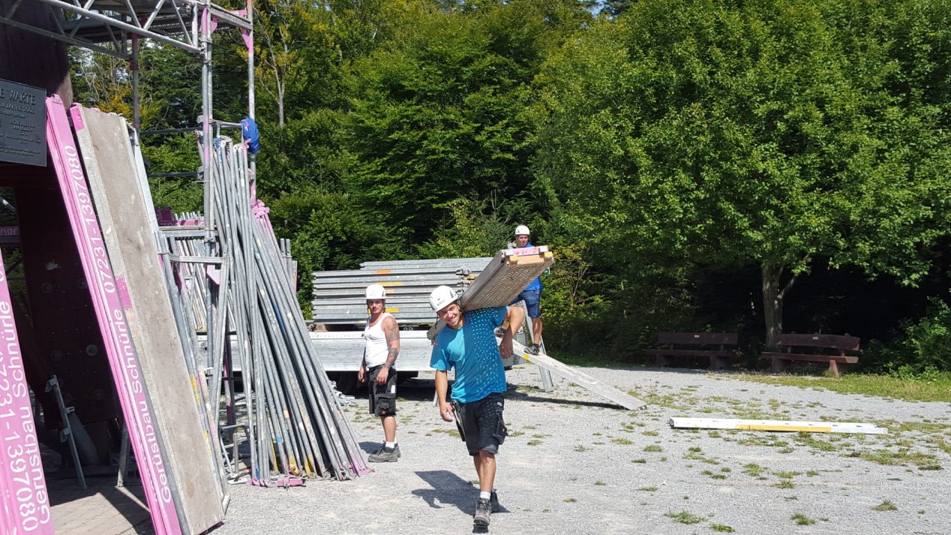 Auf die leichte Schulter nehmen